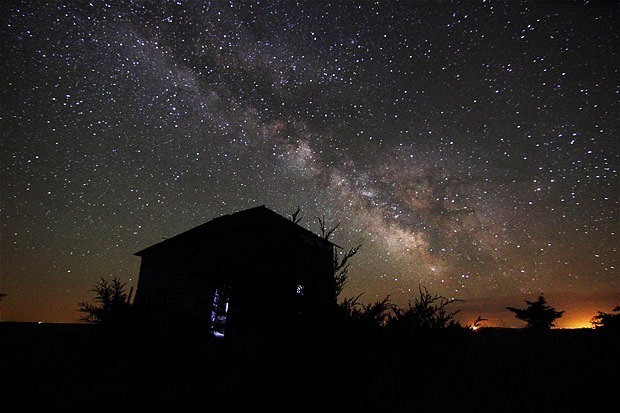 Universe is losing its twinkle as stars die out, say scientists