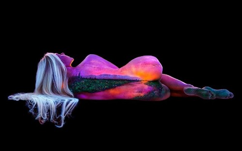 Bodyscapes: Artist uses UV paint on naked models to produce landscape pictures