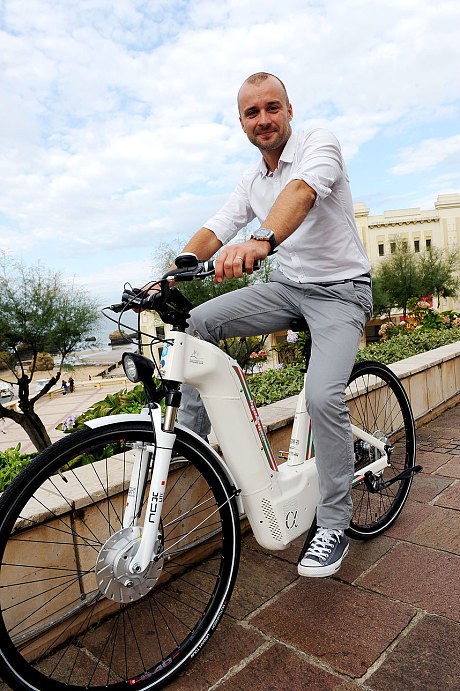 French unveil 'world first' hydrogen-powered electric bike emitting only pure water