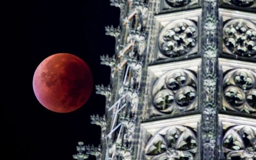 Blood Moon in pictures: Total 'supermoon' lunar eclipse seen around the world