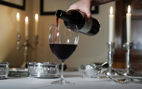 Is it really worth decanting wine?
