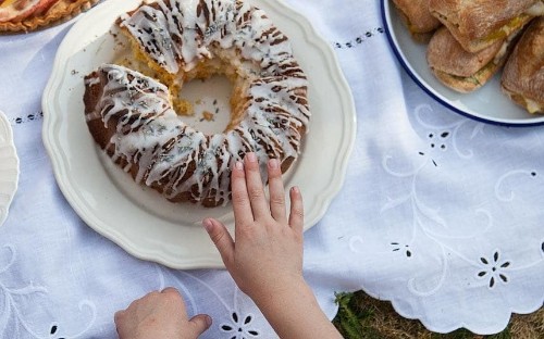 Lemon and lavender yogurt cake