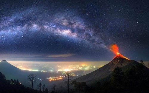 Volcano appears to be erupting into the Milky Way in this stunning photo