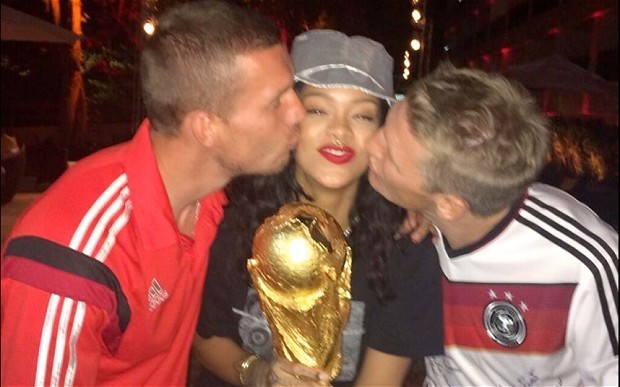 How Rihanna became queen of the selfie