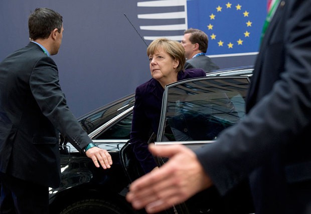 Boost for David Cameron EU renegotiation as Merkel and Hollande make migrant benefit offer