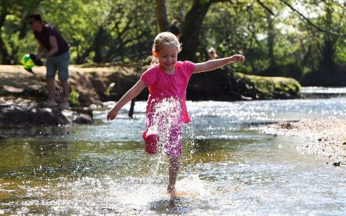 UK weather: May Bank Holiday heat record broken as temperatures pass 28C