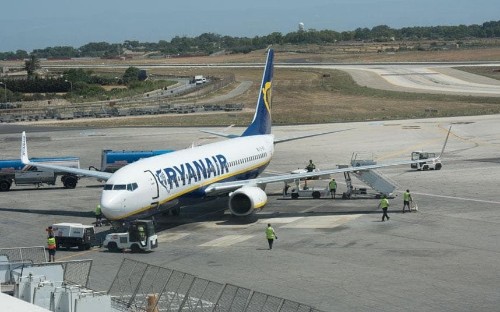 Couple try to flag down Ryanair plane on airport runway