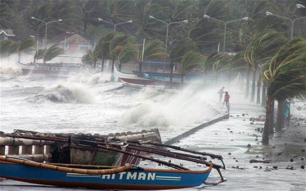 Super Typhoon Haiyan smashes into Philippines