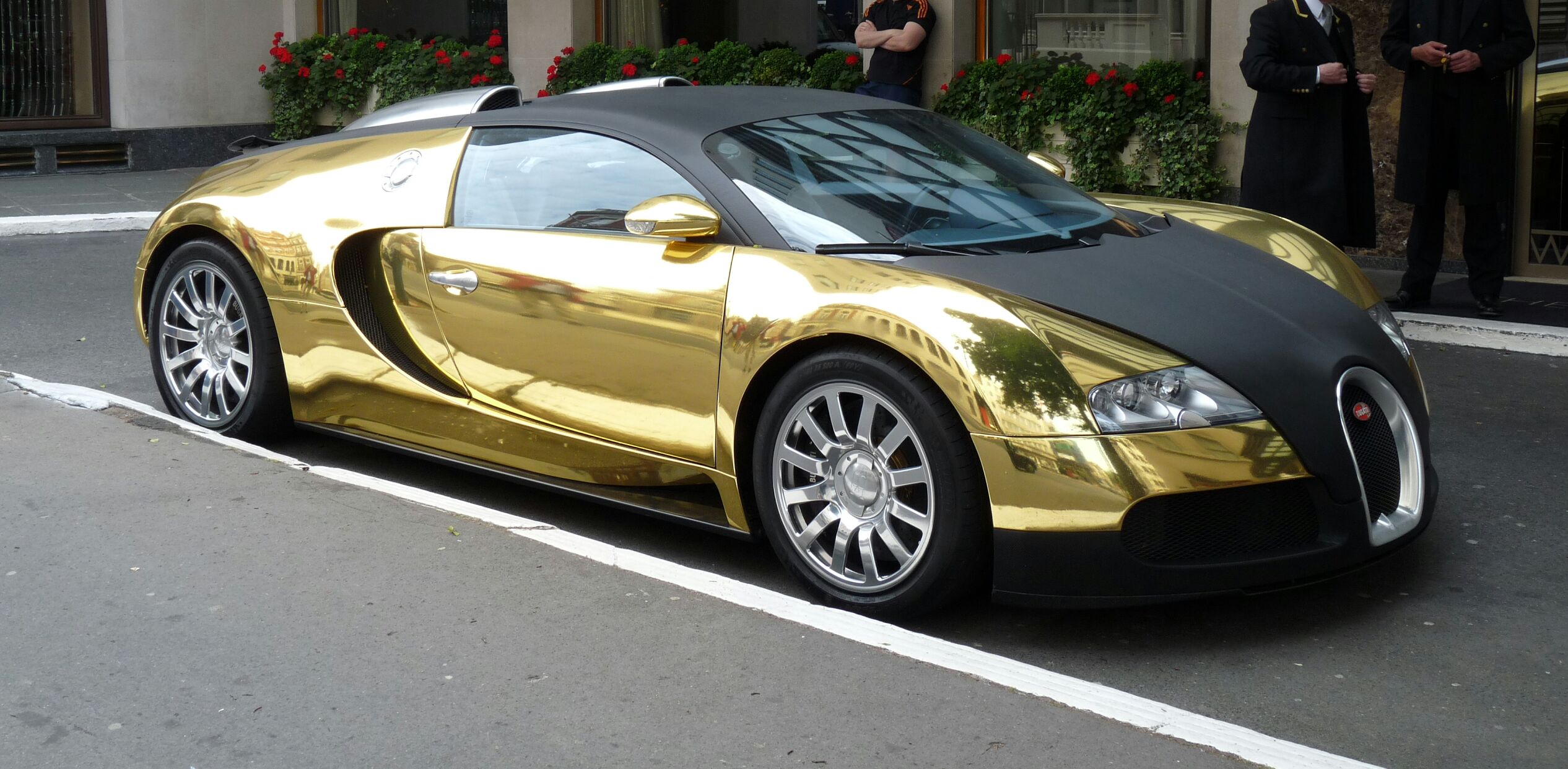 Expensive expensiver. Gold-Plated Bugatti Veyron. Bugatti Veyron Gold. Expensive things.