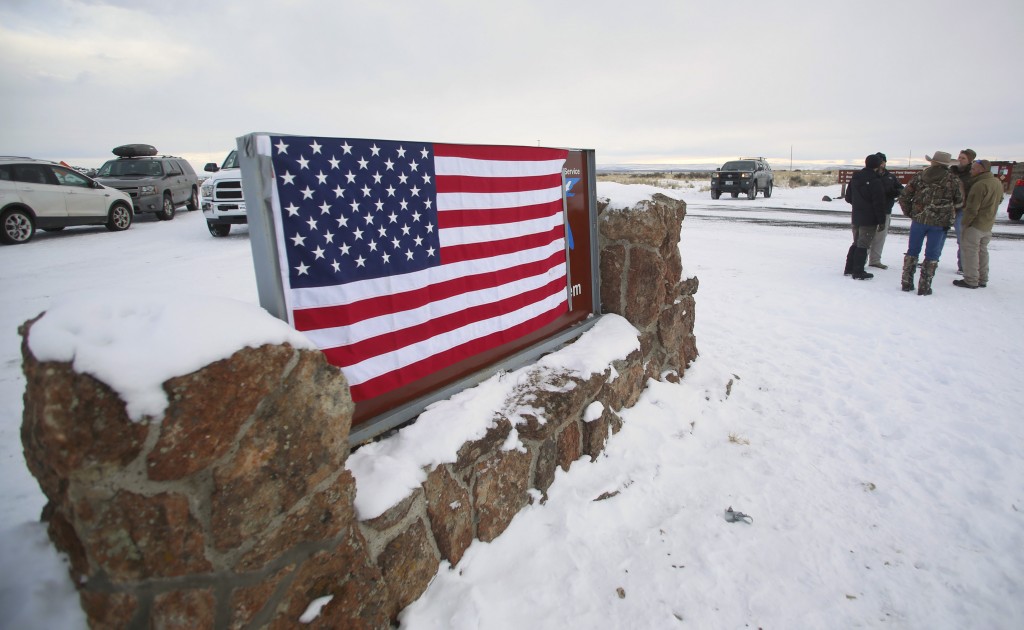 A U.S. flag covers a sign at the entrance of the Malheur National Wildlife Refuge near Burns, Oregon January 3, 2016.  REUTERS/Jim Urquhart
