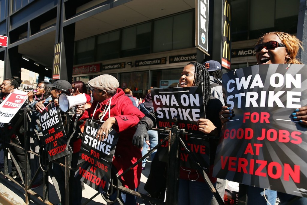 Hundreds of Verizon workers strike outside of the telecommunications company's Brooklyn offices on April 13, 2016 in New York City. (Photo by Spencer Platt/Getty Images)
