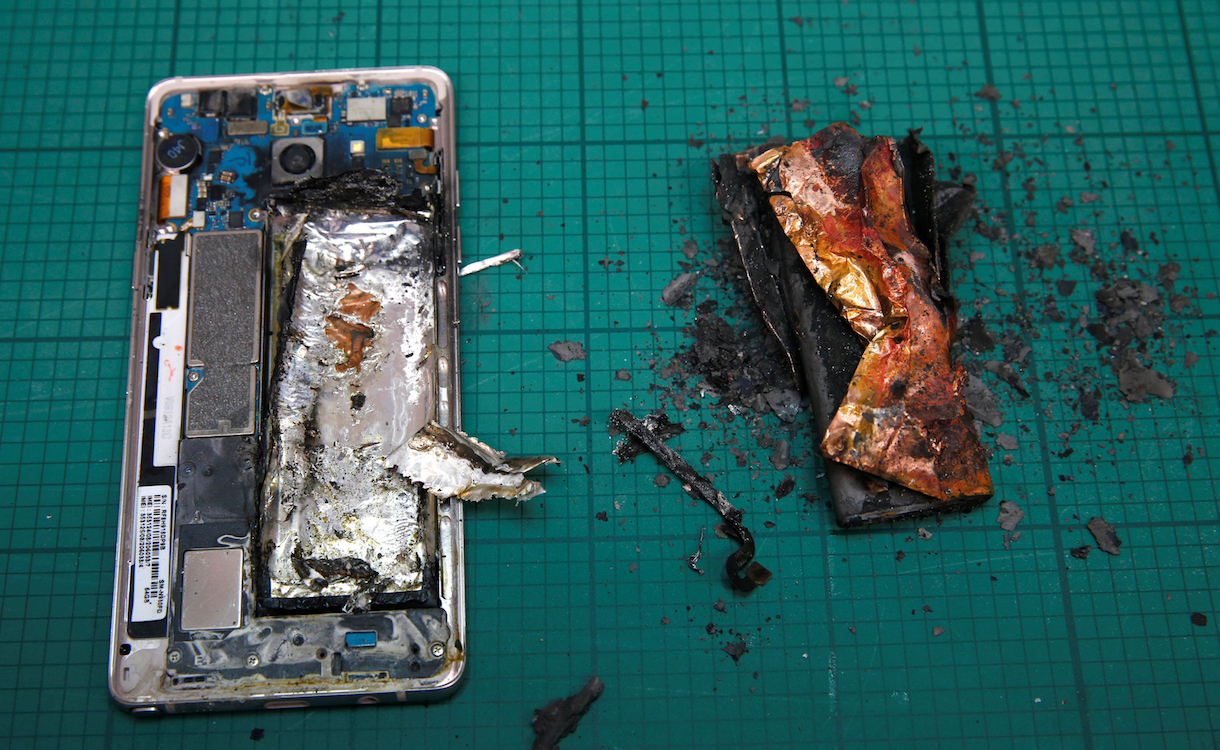 A Samsung Note 7 handset is pictured next to its charred battery after catching fire during a test at the Applied Energy Hub battery laboratory in Singapore October 5, 2016. REUTERS/Edgar Su TPX IMAGES OF THE DAY